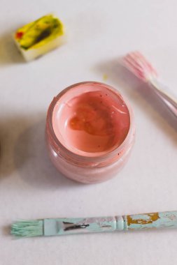 Beyaz arka planda boyalı farklı fırçalar