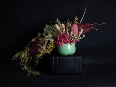 Kurumuş çiçeklerle iç mekan için kompozisyon 