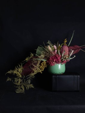 Kurumuş çiçeklerle iç mekan için kompozisyon 