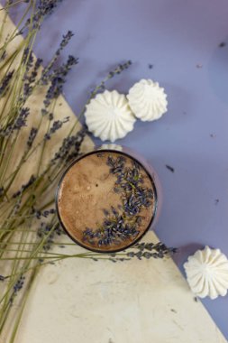 Aydınlık bir masada, cam içinde çikolata içiyorum.