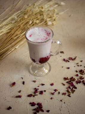 Hafif arkaplanda meyveli buzlu meyve pembesi