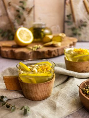 Limonlu ve zencefilli çay.