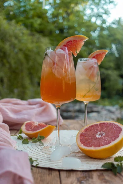 Cocktail Mit Grapefruit Glas Vor Dem Hintergrund Der Natur Sommer — Stockfoto