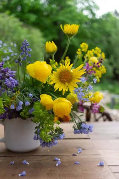 Strauß Frühlingsblumen Auf Dem Tisch — Stockfoto