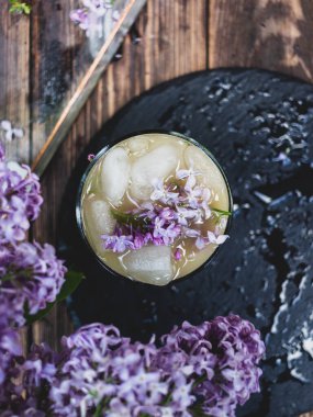 Leylak çiçekli soğuk yaz kahvesi. 