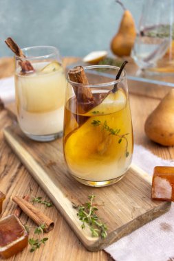 Tahta bir arka planda armut bardakta bir yaz içkisi.