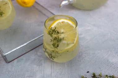 Ahşap zemin üzerinde limon dilimleri olan limon suyu.