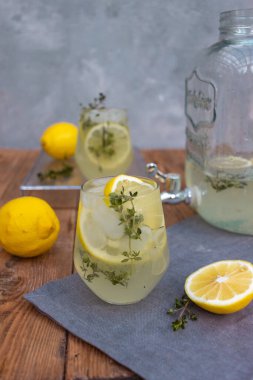 Ahşap zemin üzerinde limon dilimleri olan limon suyu.