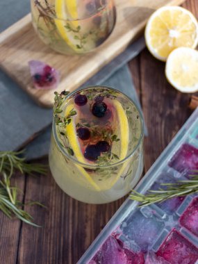 Tahta arka planda limonlu, dutlu ve buzlu yaz içeceği.