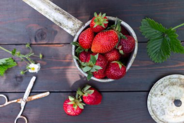 Koyu arkaplanda bir kutuda çilekler