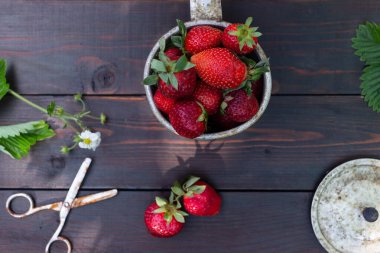 Koyu arkaplanda bir kutuda çilekler