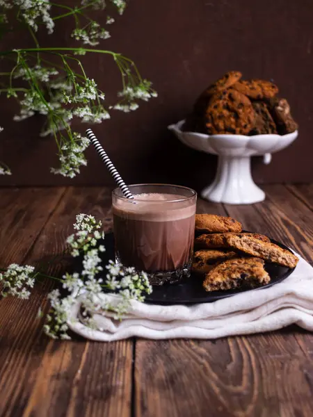 Ett Glas Kakao Med Chokladkakor Brun Bakgrund — Stockfoto