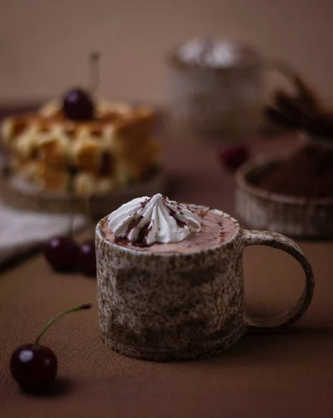 Horká Čokoláda Keramickém Poháru Marshmallows Tmavém Pozadí — Stock fotografie
