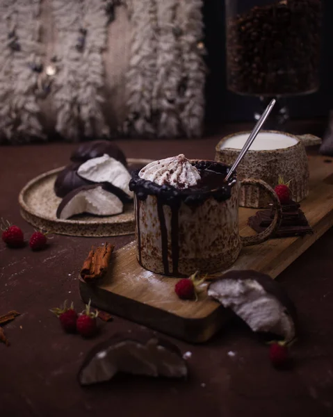 Forró Csokoládé Kerámia Csészében Mályvacukorral Sötét Alapon — Stock Fotó