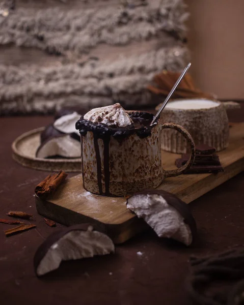 Varm Choklad Keramisk Kopp Med Marshmallows Mörk Bakgrund — Stockfoto