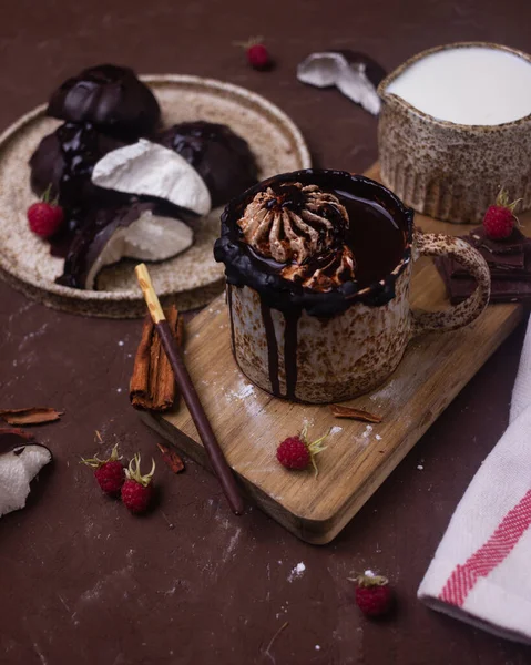 Varm Choklad Keramisk Kopp Med Marshmallows Mörk Bakgrund — Stockfoto