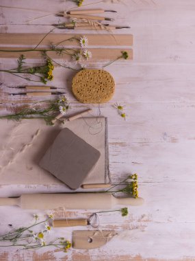 Hafif bir arkaplanda kil çömlek araçları ile çalışan çömlek 