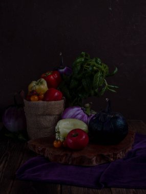 Sebzelerle dolu karanlık bir arka planda hayat