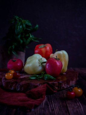 Sebzelerle dolu karanlık bir arka planda hayat