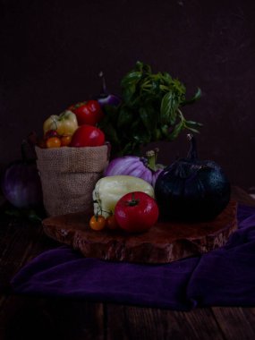 Sebzelerle dolu karanlık bir arka planda hayat