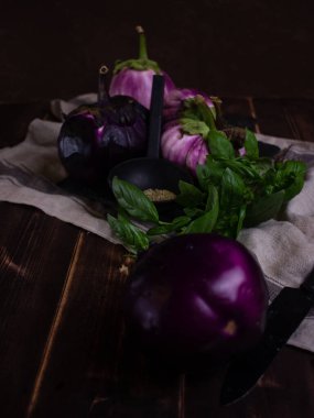 Sebzelerle dolu karanlık bir arka planda hayat