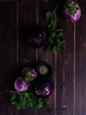 Sebzelerle dolu karanlık bir arka planda hayat