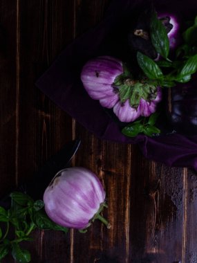 Sebzelerle dolu karanlık bir arka planda hayat