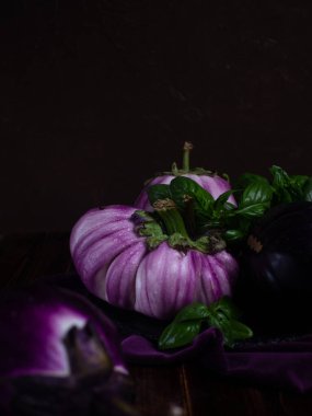 Sebzelerle dolu karanlık bir arka planda hayat