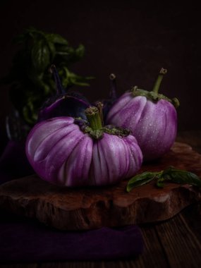 Sebzelerle dolu karanlık bir arka planda hayat