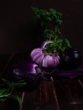 Sebzelerle dolu karanlık bir arka planda hayat