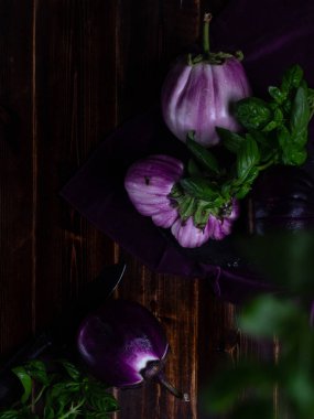 Sebzelerle dolu karanlık bir arka planda hayat