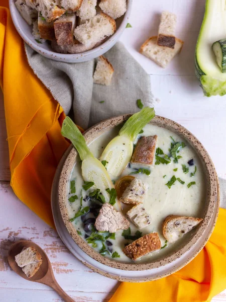 Zomer Crème Van Courgettesoep Met Stukjes Broodkruimels Een Lichte Achtergrond — Stockfoto