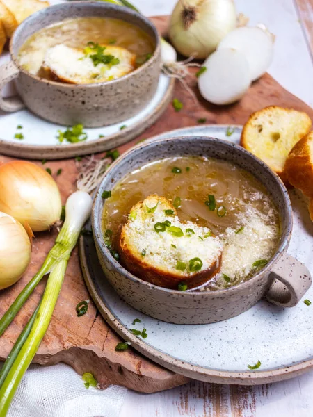 Sopa Cebolla Cocina Francesa Una Taza Cerámica Con Croutons — Foto de Stock