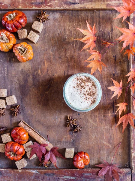 Sonbahar Bir Fincan Kahveyle Ahşap Arka Planda Sonbahar Yapraklarıyla Sakin — Stok fotoğraf