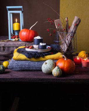 Balkabakları ve mumlarla dolu bir sonbahar.