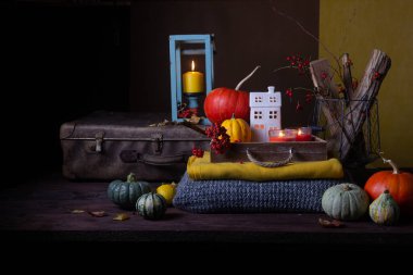 Balkabakları ve mumlarla dolu bir sonbahar.