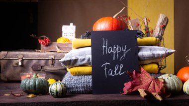 Balkabakları ve mumlarla dolu bir sonbahar.