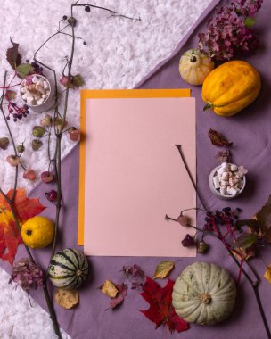 Balkabakları ve ekoseli mumlarla dolu bir sonbahar.