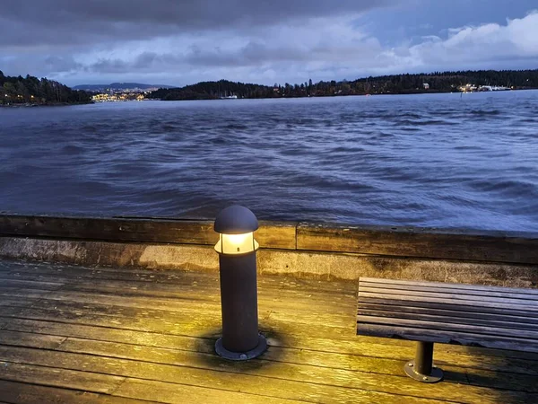 Menyinari Lampu Dermaga Kayu Oleh Laut Pada Senja Lysaker — Stok Foto