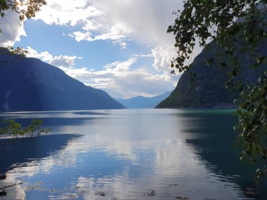 Gökyüzünün ve dağların yansıması fiyordun mavi suyunda - Eidfjord