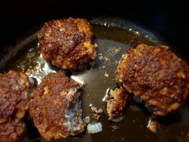 Tavada kızartılmış ev yapımı köfteler.