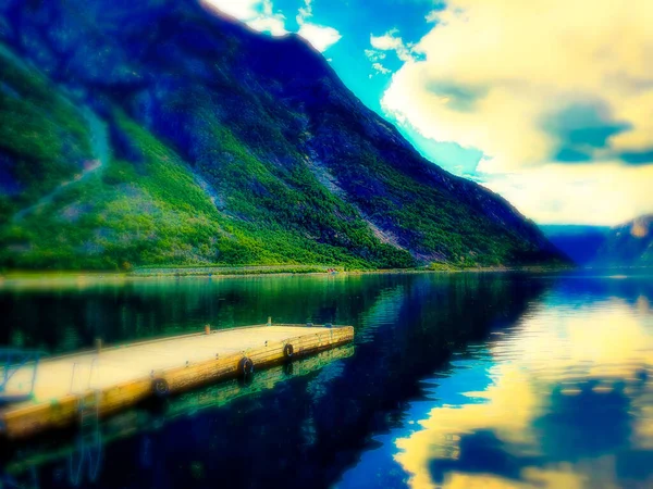 在峡湾蓝色的水面上反射天空和群山的码头 Eidfjord — 图库照片