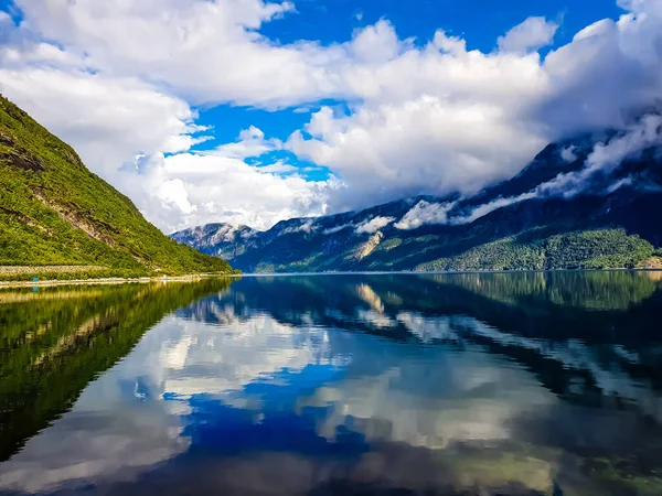 Odbicie Nieba Gór Błękitnej Wodzie Fiordu Eidfjord — Zdjęcie stockowe