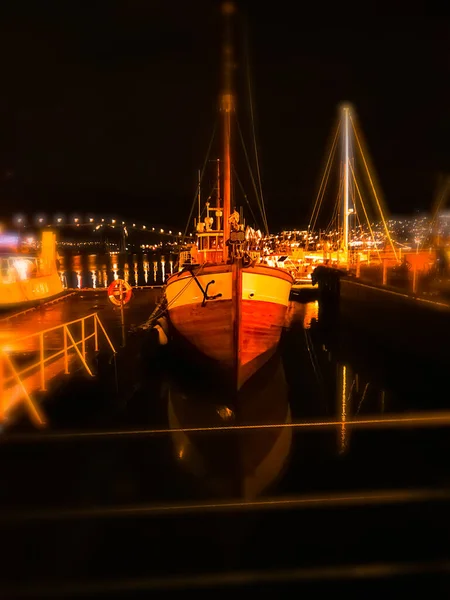 Reflexão Barco Água Entardecer Troms — Fotografia de Stock