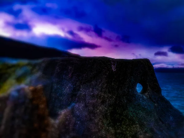Rundloch Fels Vor Dem Wasserhintergrund Troms — Stockfoto