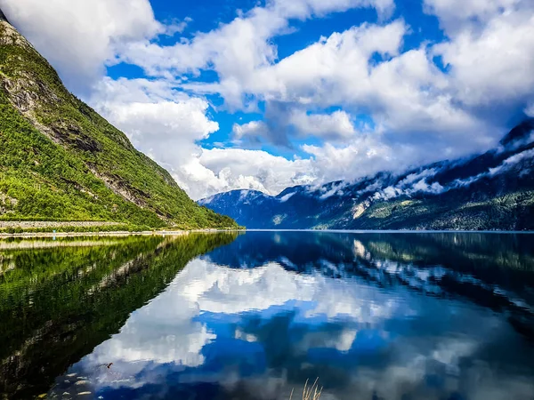 Reflectie Van Lucht Bergen Het Blauwe Water Van Fjord Eidfjord — Stockfoto