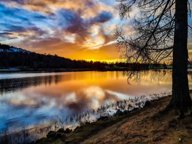 Suyun üzerinde güneş doğarken bulutlar - Bogstad Grd