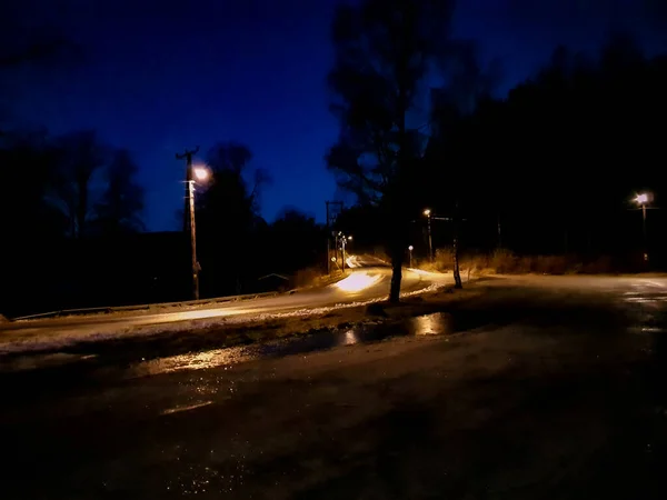 Karanlıkta aydınlık yol kıvrımları - Bogstad Grd