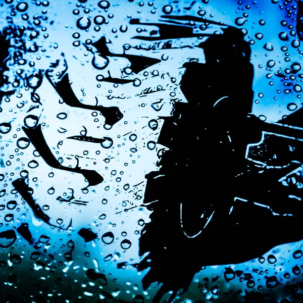 Büyük tekere düşen yağmur damlaları