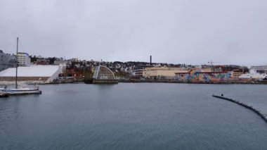 Dağ ve su manzaralı rüzgarlı bir manzara.